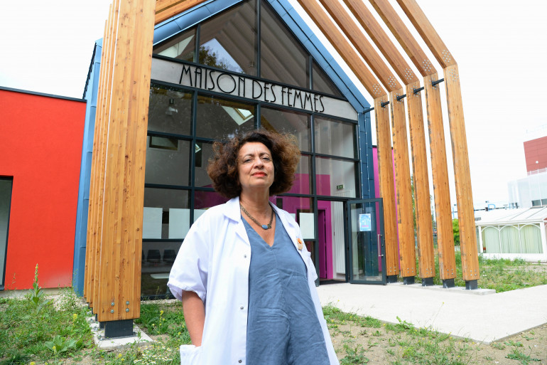 Ghada Hatem-Gantzer pose devant l'entrée de la Maison des Femmes