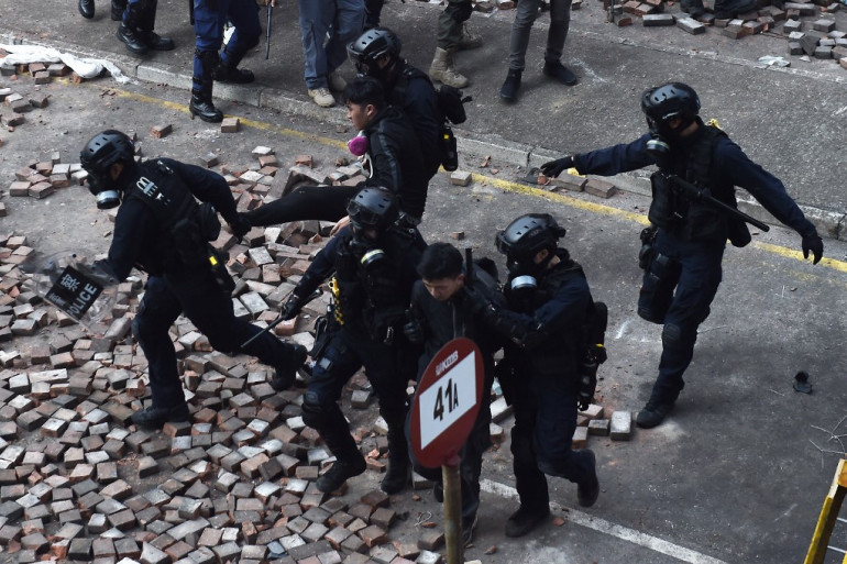 A Hong Kong, des policiers arrêtent des manifestants devant une université le 18 novembre 2019. ,