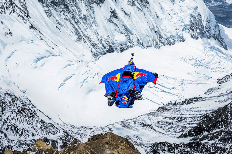 Un base jumper en montagne (Illustration)