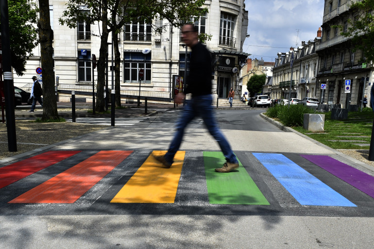 Le premier passage piéton permanent aux couleurs LGBT a été inauguré à Périgueux jeudi 17 mai