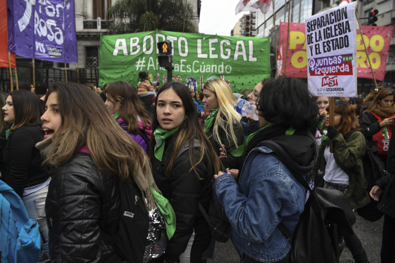 Des milliers de personnes manifestent pour défendre le droit à l'avortement, ce mercredi 13 juin 2018, devant le Congrès argentin à Buenos Aires, en attendant sa décision.