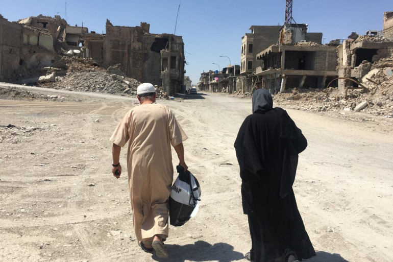 Pour la première fois depuis la fin de la guerre, Rahed et Vikra retournent voir leur maison.