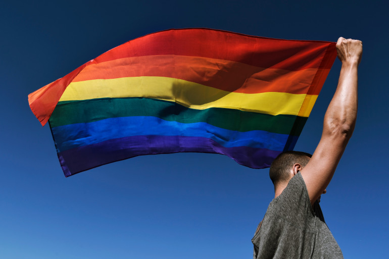 Le drapeau arc-en-ciel est le symbole de la communauté LGBTQ+