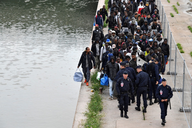 Des CRS procèdent à l'évacuation du camp de migrants du "Millénaire" à Paris le 30 mai 2018