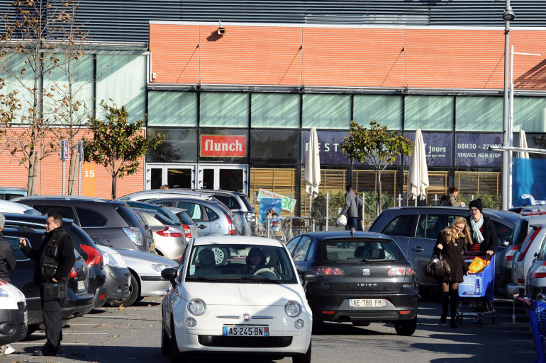 Des voitures sur le parking d'un supermarché (illustration)