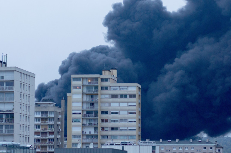 Les habitants sont priés de rester confinés chez eux à cause de la fumée, à Rouen