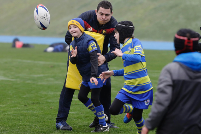 Le rugbyman Guilhem Guirado initie des enfants au rugby à Marcoussis, le 27 janvier 2018 (Illustration)
