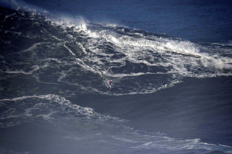 Maya Gabeira surfe la plus grande vague au monde