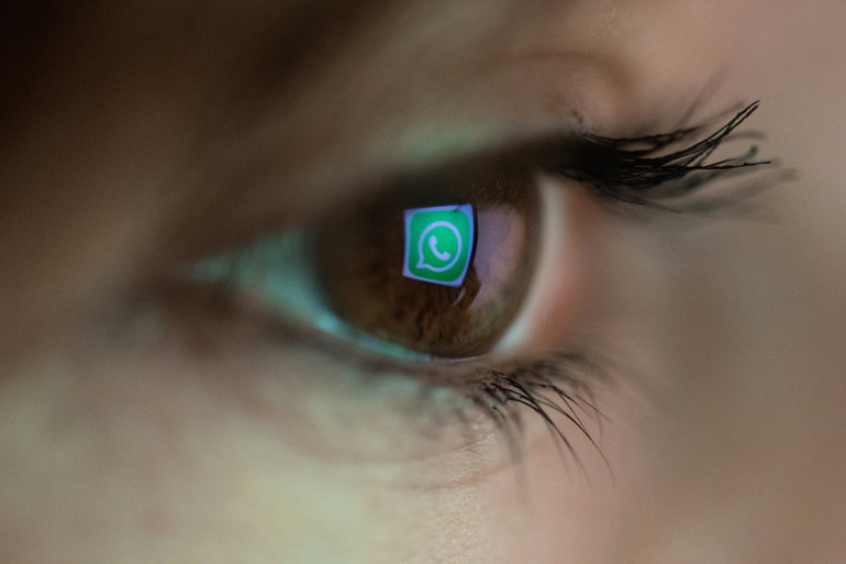 Le logo de la messagerie en ligne Whatsapp dans un œil (illustration)