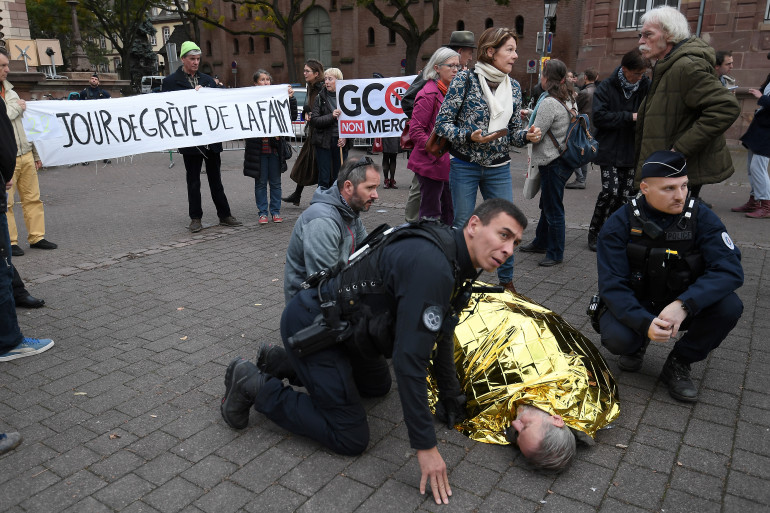 Des militants devant la préfecture de Strasbourg