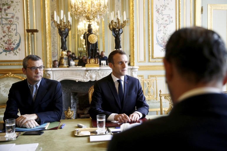 Emmanuel Macron face à Édouard Philippe lors d'une réunion de crise, le dimanche 2 décembre à l'Élysée