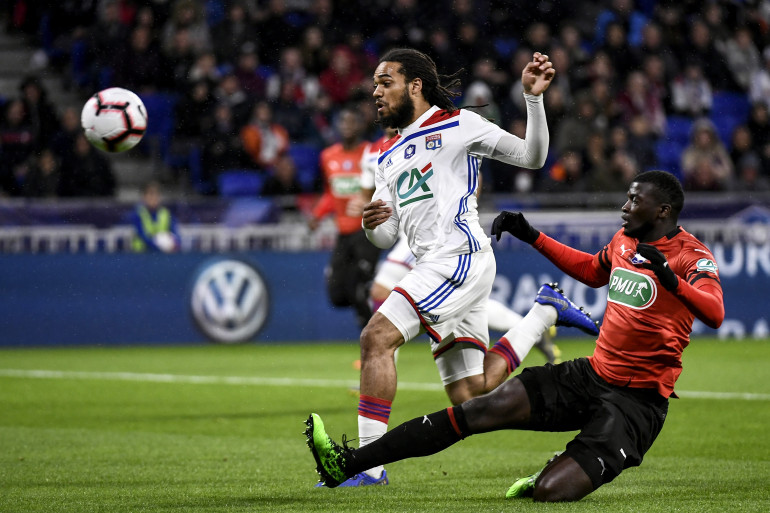 Jason Denayer (Lyon) et M'Baye Niang (Rennes) à Lyon le 2 avril 2019