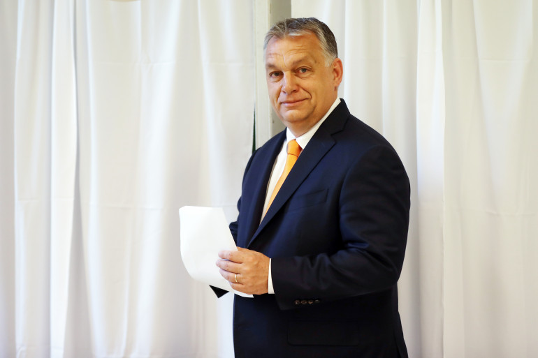 Viktor Orban, le premier ministre hongrois, sortant de l'isoloir le 26 mai 2019
