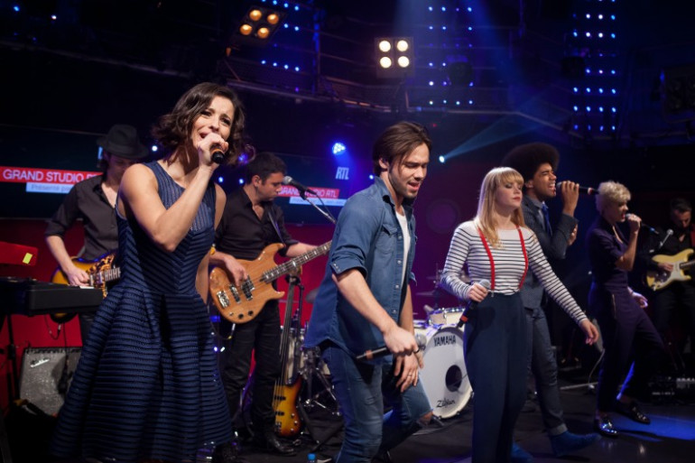 La troupe du spectacle "Résiste" dans Le Grand Studio RTL