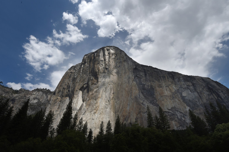 El Capitan, l'une des plus hautes falaises du monde (900 mètres), dans le parc national de Yosemite, en Californie.)