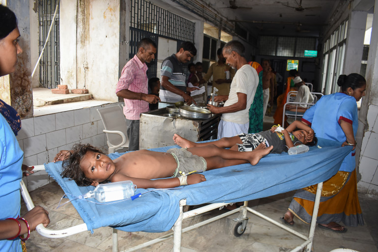 Un enfant indien souffrant d'encéphalite hospitalisé le 19 juin 2019