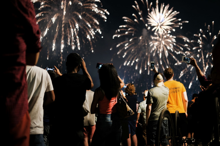 Des spectateurs regardant un feu d'artifice (illustration)