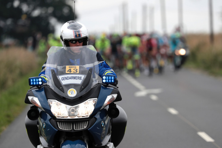 Un gendarme sécurise le Tour de France (illustration)