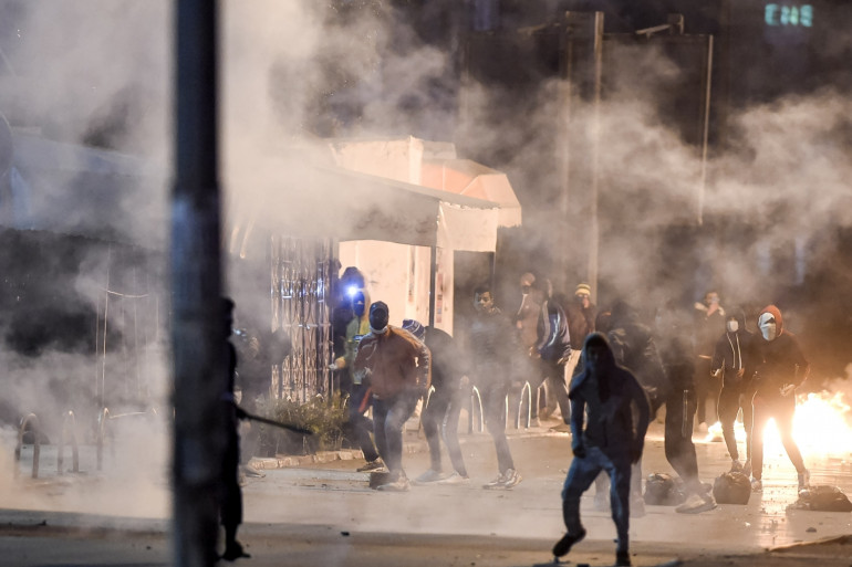 Des violences ont éclaté dans plusieurs villes de Tunisie dans la nuit du dimanche 17 au lundi 18 janvier.