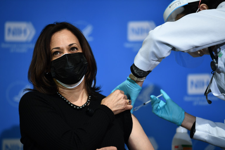 Kamala Harris se fait vacciner contre le coronavirus le 26 janvier 2021.