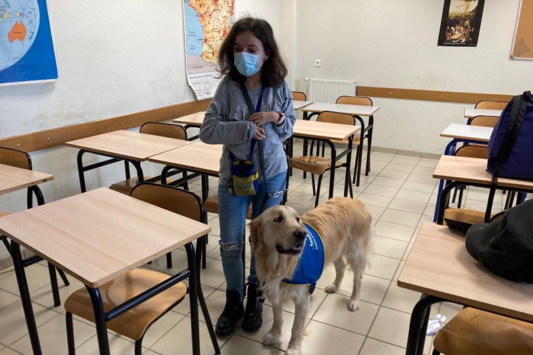 Caroline et son chien Ozzi à l'école.