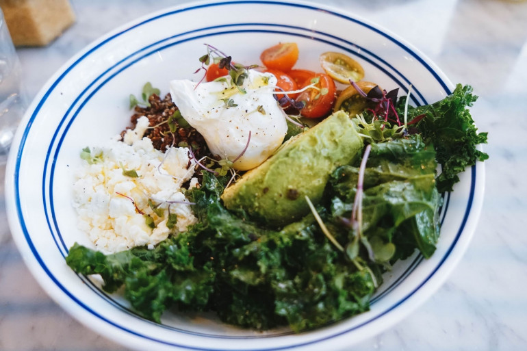 Cyril Lignac propose une recette de chou kale, agrumes et avocat 
