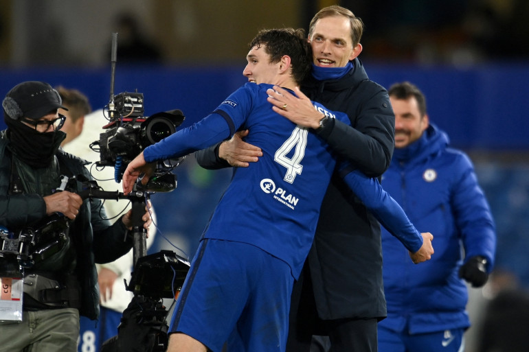 L'entraîneur de Chelsea Thomas Tuchel (2R) félicite le défenseur Andreas Christensen après la demi-finale entre Chelsea et le Real Madrid à Londres le 5 mai 2021.