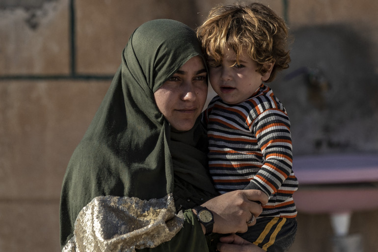 Issa Rafidah Nayef, 22 ans, portant son enfant né pendant sa captivité, photographiés le 23 novembre 2020