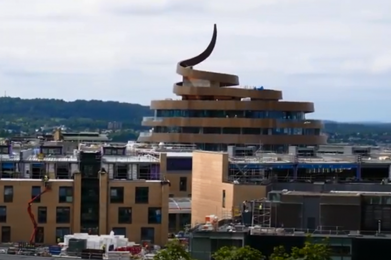 L'hôtel du nouveau quartier St James à Édimbourg surnommé "the Golden Turd" ("la Crotte Dorée")