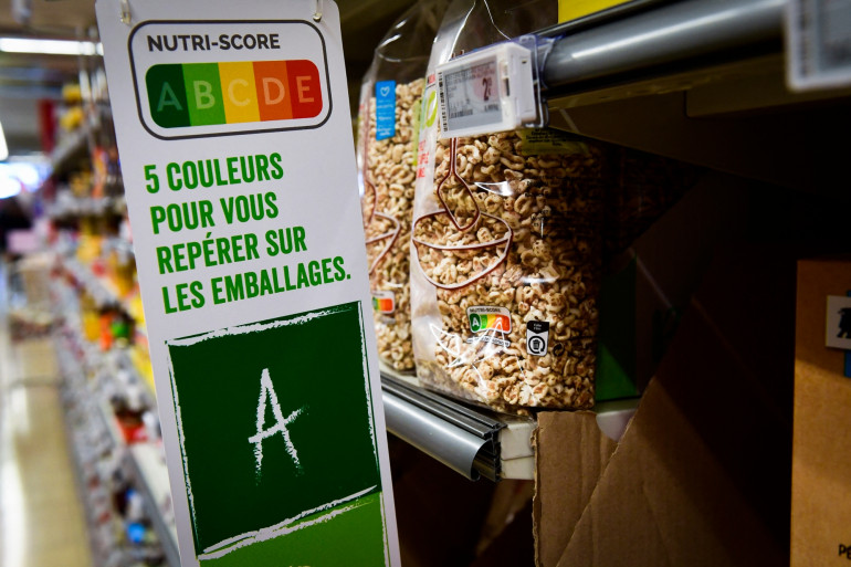 Le Nutri-score dans un rayon de supermarché. 