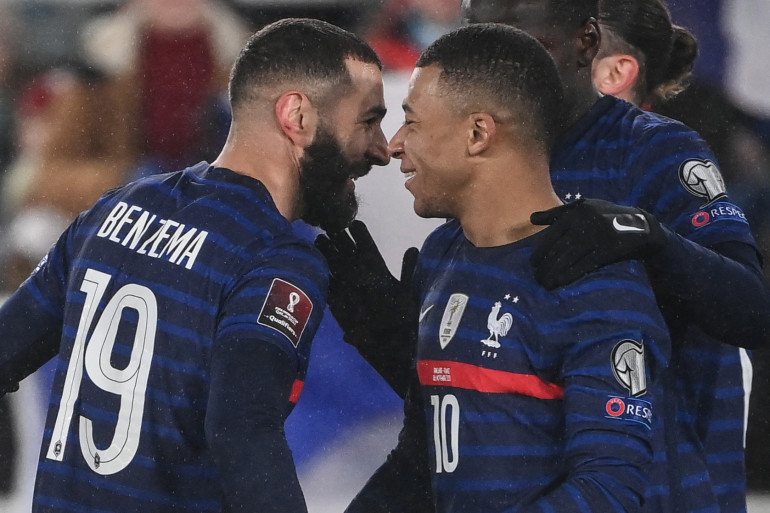 Karim Benzema et Kylian Mbappé face à la Finlande, le 16 novembre 2021 à Helsinki