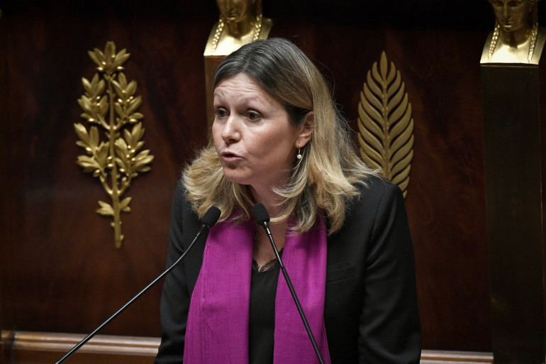 La députée Yaël Braun-Pivet prend la parole à l'Assemblée nationale le 3 janvier 2022. 