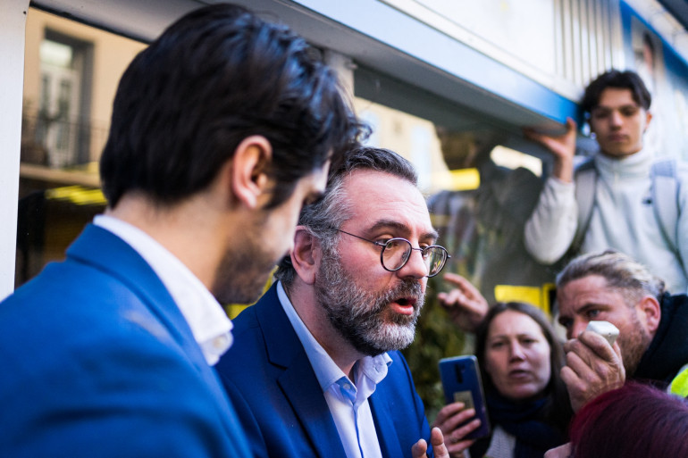 Romain Grau avec les manifestants anti-passe devant la permanence LREM de Perpignan 