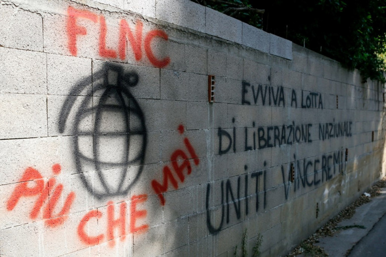 Sur un mur, un tag du Front de libération nationale corse -César Culture G.