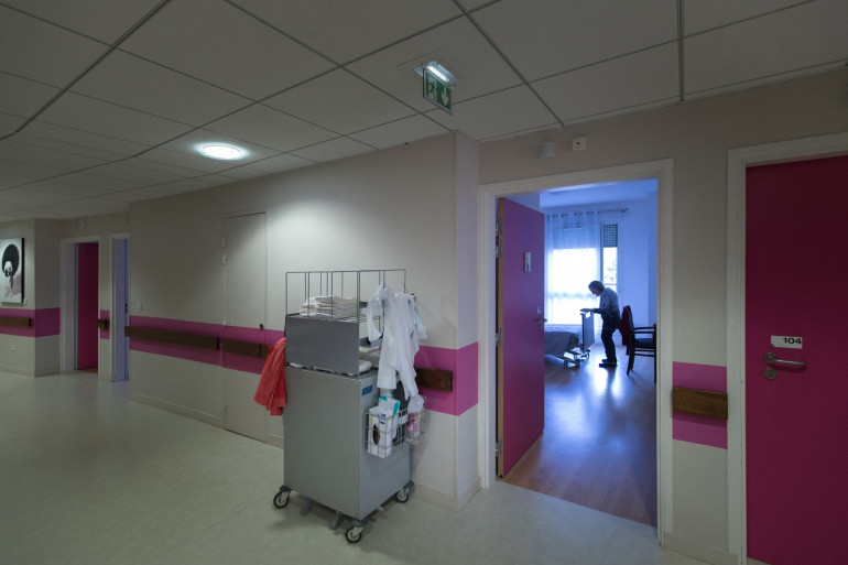 Couloirs d'un Ehpad en France (illustration)
