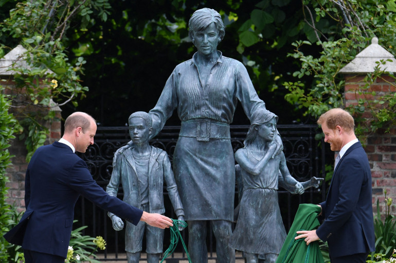 Les princes William et Harry dévoilant une statue de Diana