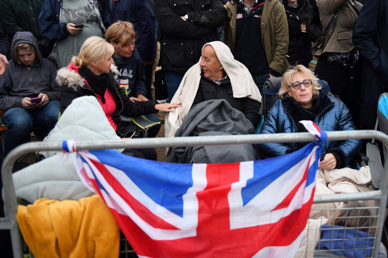 Des personnes attentes avant le début des funérailles d'Elizabeth II à Londres