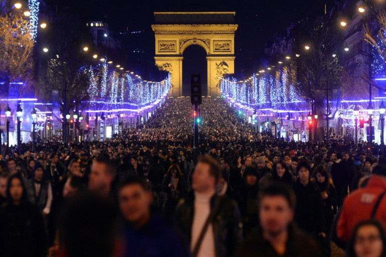 La foule célèbre le Nouvel An sur les Champs-Elysées à Paris le 1er janvier 2014.