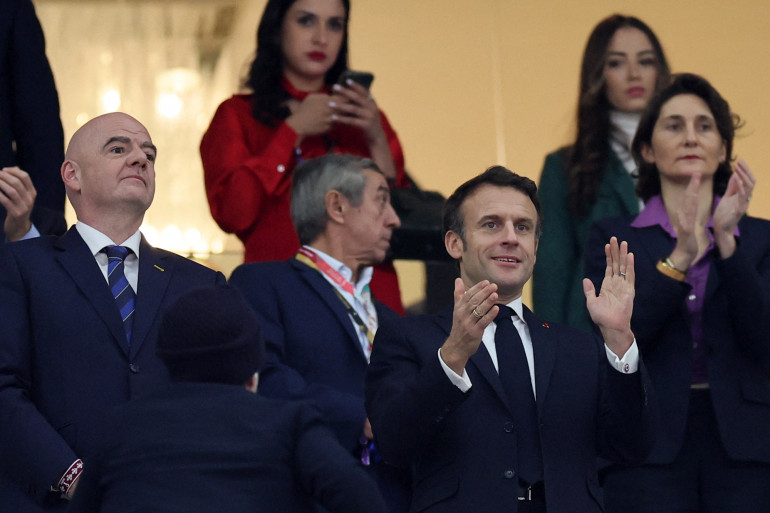 Emmanuel Macron dans les tribunes, lors du match France-Maroc.