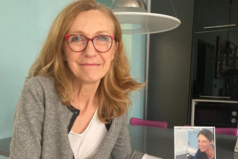 La mère d'Adèle tient une photo de sa fille, tuée dans l'incendie de la rue d'Erlanger en février 2019.