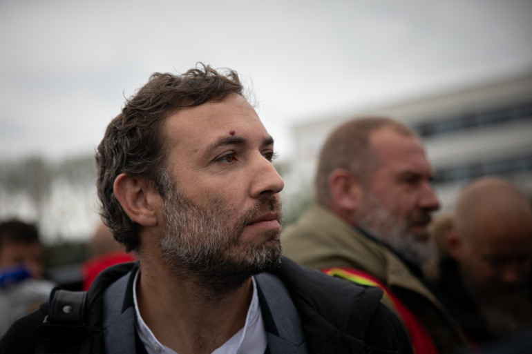 Ce jeudi 9 février, le député LFI de Seine-Saint-Denis Thomas Portes a cru bon de poser avec un ballon à l’effigie d’Olivier Dussopt sous le pied. Comme s’il marchait littéralement sur sa tête.