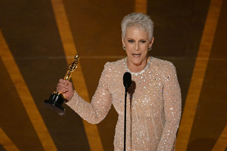 Jamie Lee Curtis reçoit l'Oscar de la meilleure actrice dans un second rôle pour Everything Everywhere All at Once le 13 mars 2023. 
