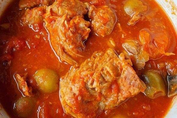 Un sauté de veau aux olives (illustration).