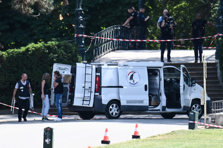 Les enquêteurs de la police judiciaire après l'attaque aux Jardins de l'Europe à Annecy