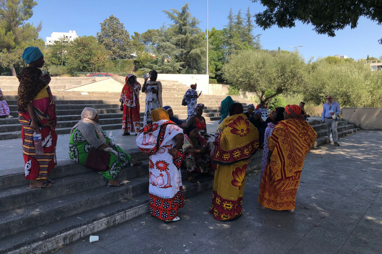 Des femmes en bas de l'immeuble où vit la famille de l'enfant tué à Nîmes