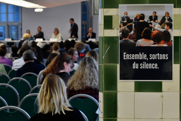 Des personnes participent à une réunion publique de la "Commission Indépendante sur l'Inceste et les Violences Sexuelles faites aux Enfants" (CIIVISE) au Palais de la Femme à Paris, le 21 septembre 2022.