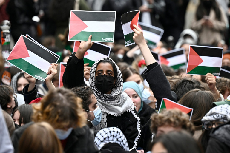 Des manifestants pro-Palestine devant Sciences Po Paris, le 26 avril 2024. (image d'illustration)