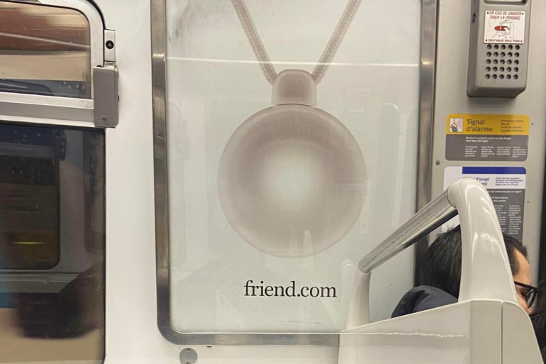 "On peut s'attacher à absolument tout" : pourquoi "Friend", cet "ami virtuel" intégré dans un collier suscite tant d'inquiétudes