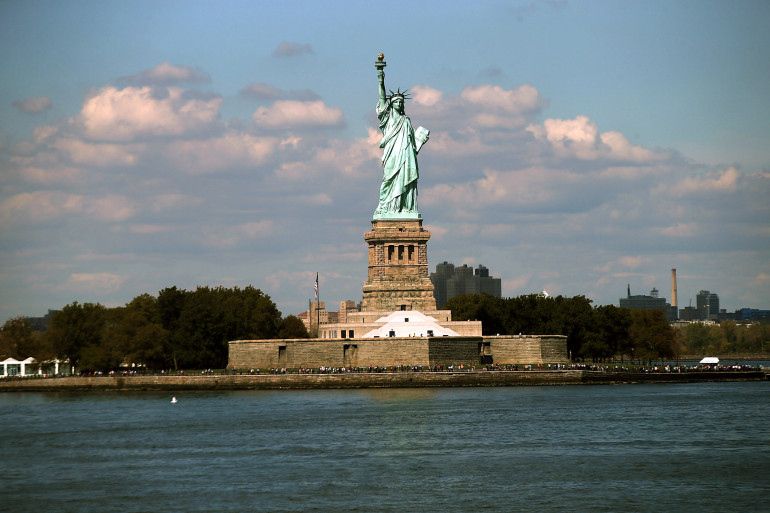 La Statue de la Liberté, victime du blocage budgétaire, rouvre ses portes.