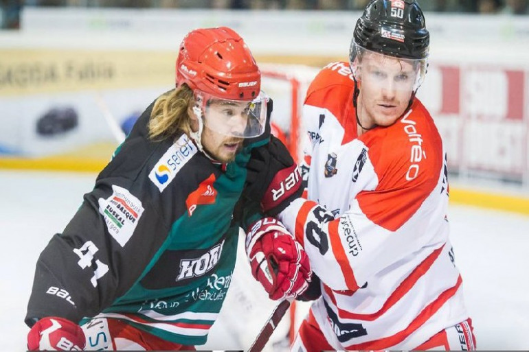 Confrontation entre deux joueurs (Hockey sur glace)